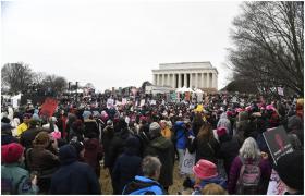 Mii de persoane protestează la Washington față de învestirii lui Trump. Au scandat pentru democraţie, imigraţie și libertate de gen