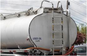 60 de oameni au murit în timp ce adunau benzina de la o cisternă care tocmai se răsturnase pe șosea