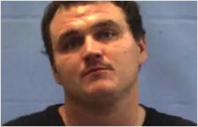 Și-a ucis copilul de 2 ani după ce l-a arucat de mai multe în piscină, ca să-l învețe să înoate