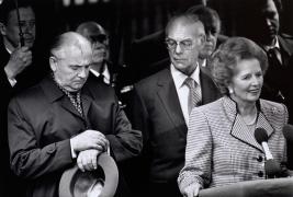 Un actor uriaş, câştigător de Oscar, a învăţat-o pe Margaret Thatcher cum să seducă, să flirteze şi să-şi îmbunătăţească ţinuta