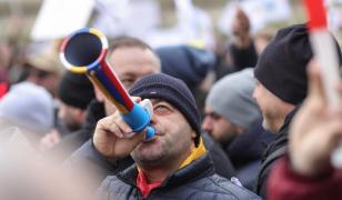 Sute de angajaţi de la Metrorex protestează în faţa Guvernului, nemulţumiţi de salariile mici şi ameninţă cu greva