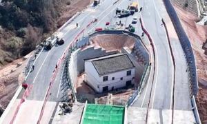 Câţi bani i-a oferit guvernul unui chinez, ca să-i demoleze casa. Bărbatul a refuzat, iar autostrada îi va trece pe la geam