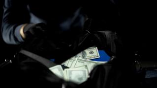 O femeie a furat 200.000 de lei de la iubitul ei