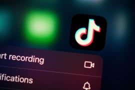 Afacerea care a înflorit după închiderea temporară a TikTok. Un iPhone cu aplicaţia instalată se vinde la preţuri exorbitante