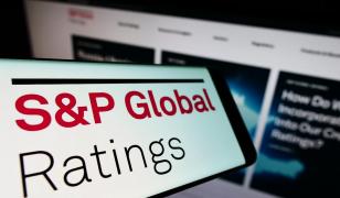 S&P Global a confirmat vineri ratingurile României la 'BBB-/A-3', dar a revizuit perspectiva de la stabilă la negativă.