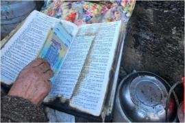 Miracol în Suceava. O biblie în care se aflau 13.000 de lei nu a fost atinsă de flăcări