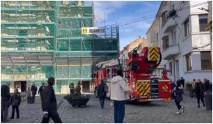 A fost găsit de echipajele de intervenţie pe o schelă, fiind conştient