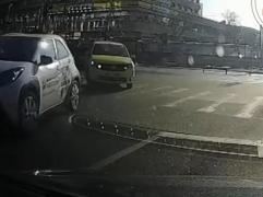 Un tramvai din Iaşi a pornit necontrolat la vale, din cauza unei defecţiuni tehnice. Vatmanul şi câţiva călători au încercat să-l oprească cu braţele