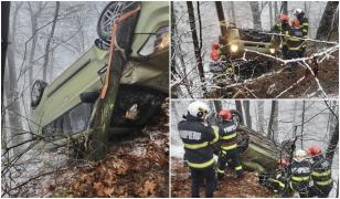 Maşină căzută în râpă în Maramureş. Un copac a salvat viaţa a trei pasageri, care riscau să cadă în Barajul Firiza