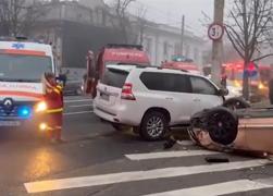 Cum s-a făcut praf un Bentley Continental decapotabil în centrul Ploieştiului. Cine conducea bolidul de lux