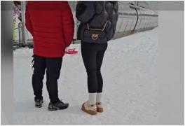 Cum a venit o tânără încălțață pe pârtie la Predeal