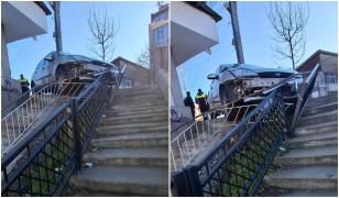 Autoturismul, proiectat într-o balustradă metalică