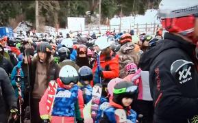 Zeci de mii de turişti la munte