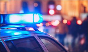 Un tânăr de 22 ani, beat şi fără permis, a făcut prăpăd cu maşina furată pe o stradă din Botoşani. Poliţiştii l-au găsit într-o scară de bloc