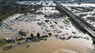 Alertă de inundaţii puternice în Marea Britanie. Trei aeroporturi, închise temporar după un val de ninsori abundente