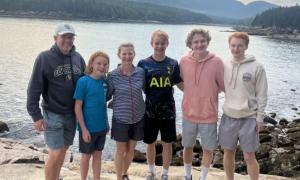 Acum are loc o strângere de fonduri pentru soţia sa, Heather, şi cei patru fii ai cuplului