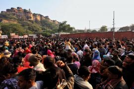 Coadă la templul hindus din India