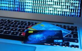 Alertă de fraudă online. Schema prin care escrocii se folosesc de numele firmelor de curierat ca să fure bani