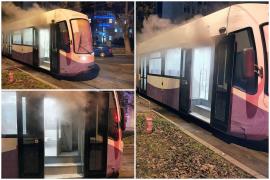 Un tramvai electric a luat foc în mers, în Timişoara. Opt călători au reuşit să coboare la timp