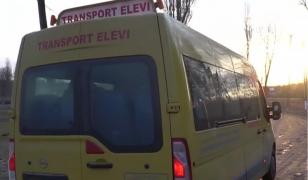 Şofer de microbuz şcolar din Gorj, bătut de doi indivizi cu cagulă chiar în faţa casei