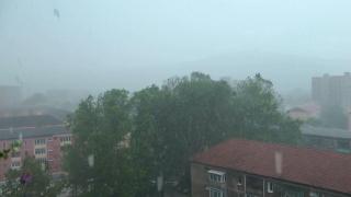 Jumătate de țară intră sub alertă de cod portocaliu și galben de ploi abundente. La munte, viscol