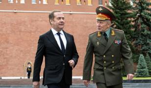 Medvedev ironizează declarațiile lui Trump despre submarinele SUA: O pisică neagră într-o cameră întunecată