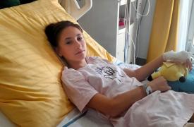 Clara, fetița de 11 ani care a trecut prin 10 operații și încă luptă pentru viața ei, are nevoie de ajutor