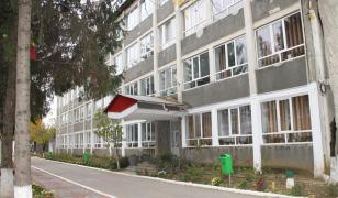 Elev de clasa a IX-a, reţinut de poliţişti, după ce a bătut un profesor de 72 de ani din Târgovişte