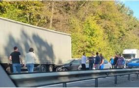 Cinci maşini şi un TIR, implicate într-un accident pe A1. Două persoane sunt rănite, traficul e blocat