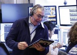 Scăderi puternice pe bursa americană, după ce Donald Trump a ameninţat China