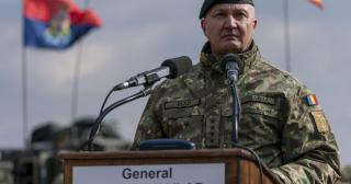 Şeful Armatei spune că toţi românii ar trebui să ştie să tragă cu arma: "Pentru a-şi apăra familia"