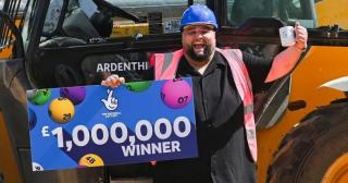 Un şofer, devenit milionar peste noapte, a fost la un pas de moarte după ce a petrecut 3 luni fără oprire