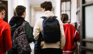 Fată de 8 ani, rănită după ce o poartă a căzut peste ea în curtea unei şcoli din Gorj