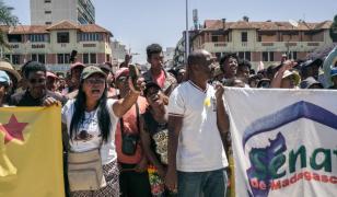 Criză politică în Madagascar. Preşedintele a părăsit ţara pe fondul unor proteste violente