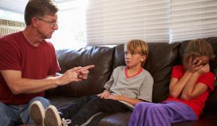 Experţii îi cer premierului Starmer să facă ilegală pălmuirea copiilor de către părinţi