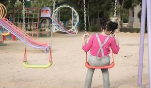 Raport Salvaţi Copiii: Peste o treime dintre copiii români trăiesc în risc de sărăcie. România, locul 3 în UE