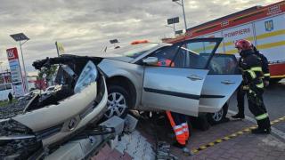 Două persoane, rănite după ce o maşină a ieşit de pe şosea şi a urcat pe un sens giratoriu
