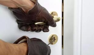 Un bărbat şi un adolescent, reţinuţi după ce au intrat mascaţi într-o casă şi i-au jefuit pe proprietari