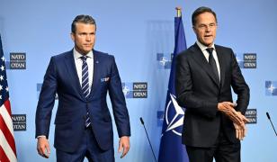 Statele Unite îndeamnă ţările NATO să cumpere mai mult armament american