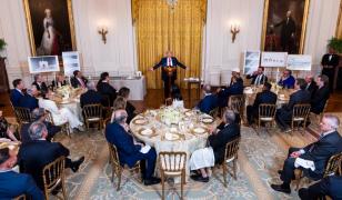 Trump a adunat magnați la un festin exclusivist pentru a finanța o sală de bal la Casa Albă