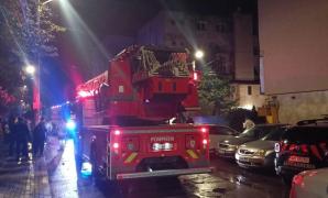 Incendiu într-un bloc din Tecuci. Opt persoane, evacuate, un bărbat a sărit de la etajul 2, speriat de fum