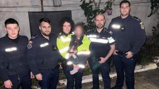 Fetiţă de 3 ani, găsită de un brăilean rătăcind pe stradă desculţă, doar în rochie. Poliţiştii au adus-o acasă