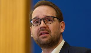 Dominic Fritz, după decizia CCR: "Nu renunţăm la desfiinţarea acestor privilegii"