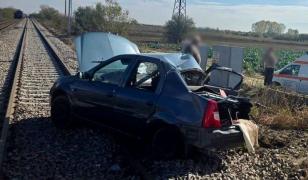 Maşină spulberată de tren, în Găeşti. Şoferul, în stare gravă