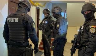 Aproape 60 de percheziţii la o reţea de contrabandă şi spălarea banilor, în care erau implicaţi şi poliţişti