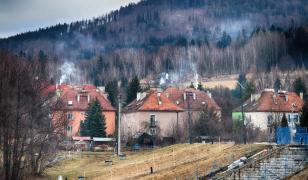 Casă şi 3.000 mp de teren la 25.000 de euro. Zona unde tinerii se mută lasat, din cauza vieţii scumpe la oraş