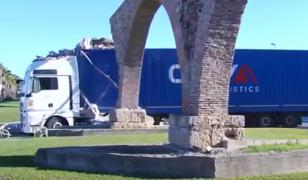 Şofer român, prăpăd în Spania. A intrat cu TIR-ul într-un apeduct vechi de secole şi l-a distrus