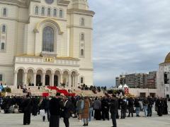 S-a încheiat slujba de sfinţire. Primii pelerini aşteaptă pentru a intra în altarul Catedralei Naţionale