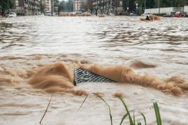 Un român a salvat un bărbat și pe fiica nevăzătoare dintr-o mașină înghițită de ape, în Italia: "Toţi filmau"