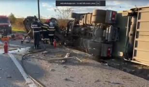 Manevră fatală pe E85: Doi morți, după ce un șofer de BMW a întors pe linie continuă și s-a ciocnit de un TIR